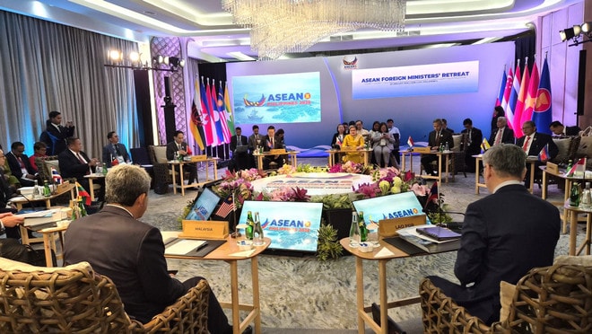 vna-potal-bo-truong-ngoai-giao-le-hoai-trung-du-hoi-nghi-hep-bo-truong-ngoai-giao-asean-tai-philippines-8557548.jpg