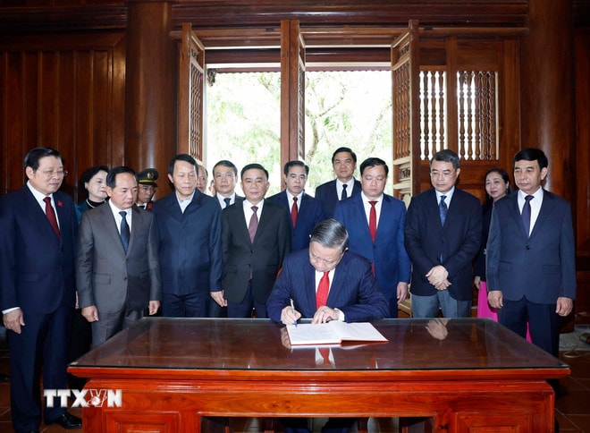 ttxvn-tong-bi-thu-dang-huong-tai-khu-di-tich-quoc-gia-dac-biet-kim-lien-5.jpg