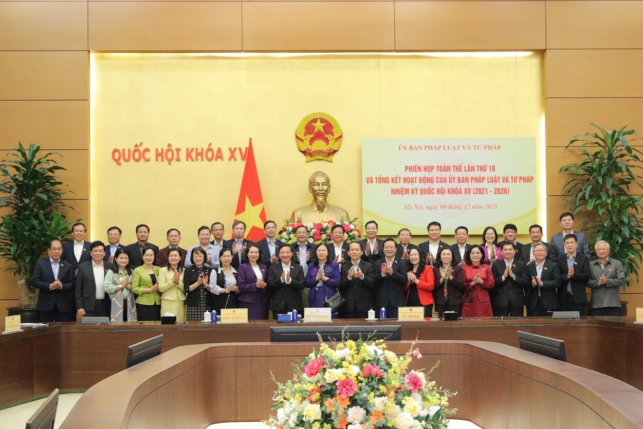 Các đại biểu chụp ảnh lưu niệm