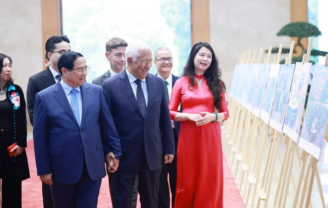 Prime Minister Pham Minh Chinh and EC President António Costa visit a photo exhibition on Vietnam-EU relations held by the Vietnam News Agency. (Photo: VNA) vna-potal-thu-tuong-pham-minh-chinh-hoi-kien-chu-tich-hoi-dong-chau-au-antonio-costa-8558310.jpg