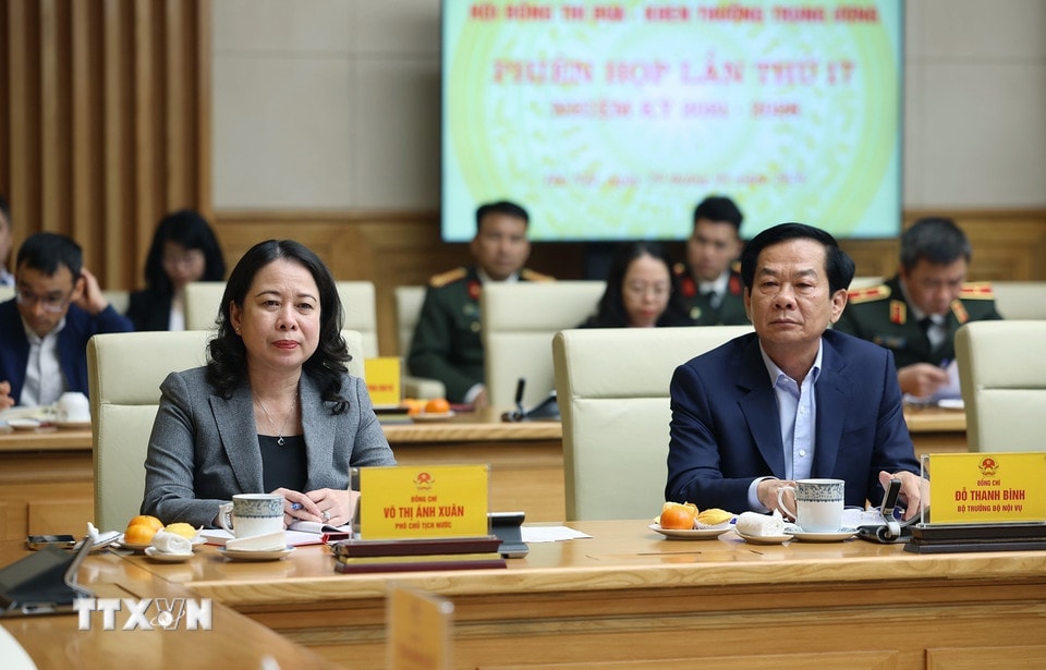 Phó Chủ tịch nước Võ Thị Ánh Xuân, Phó Chủ tịch thứ nhất và Bộ trưởng Bộ Nội vụ Đỗ Thanh Bình, Phó Chủ tịch Thường trực Hội đồng Thi đua-Khen thưởng Trung ương tham dự phiên họp. (Ảnh: Dương Giang/TTXVN)