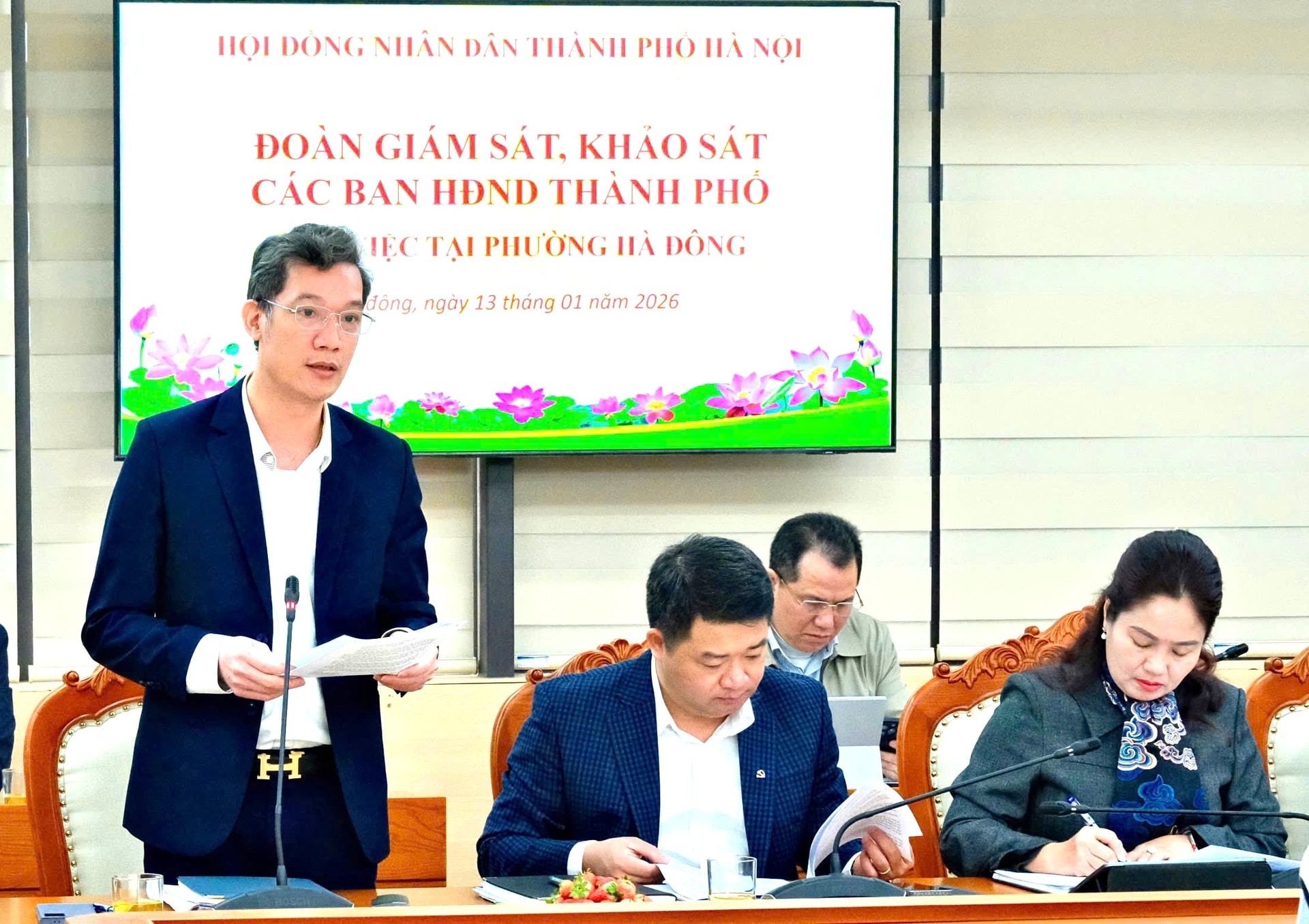 Lãnh đạo phường Hà Đông báo cáo với đoàn giám sát, khảo sát. Ảnh Lê Hải