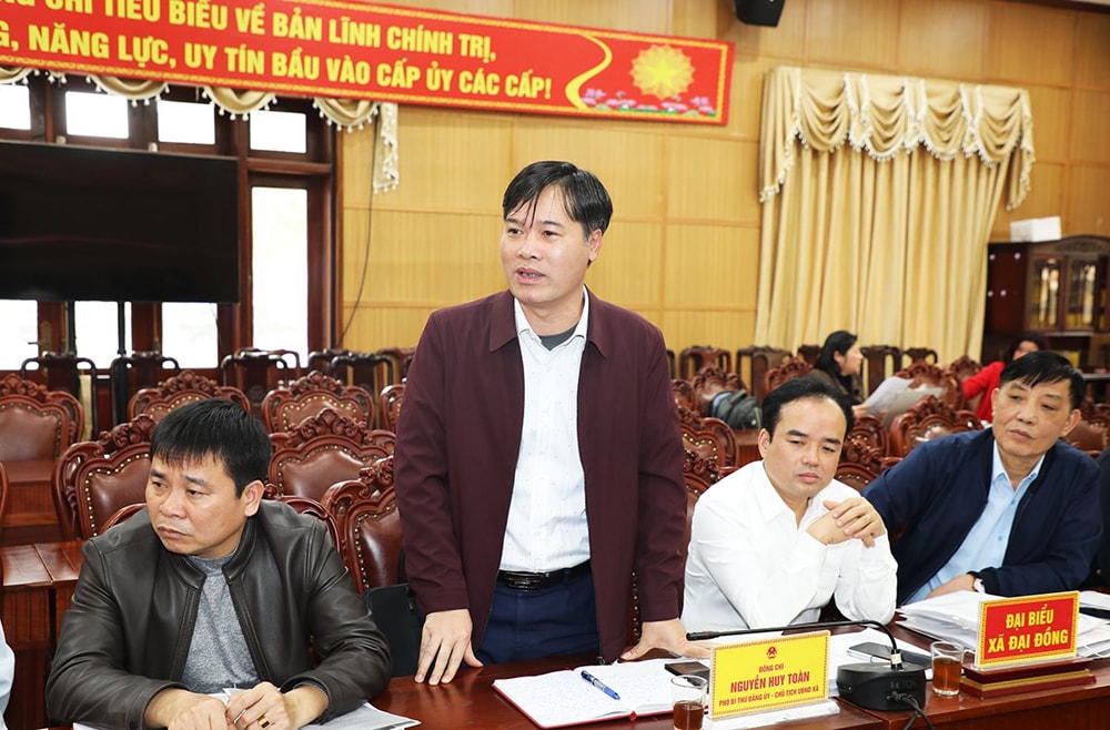 Lãnh đạo xã Đại Đồng báo cáo với Đoàn giám sát kết quả chuẩn bị cho cuộc bầu cử. Ảnh T.T