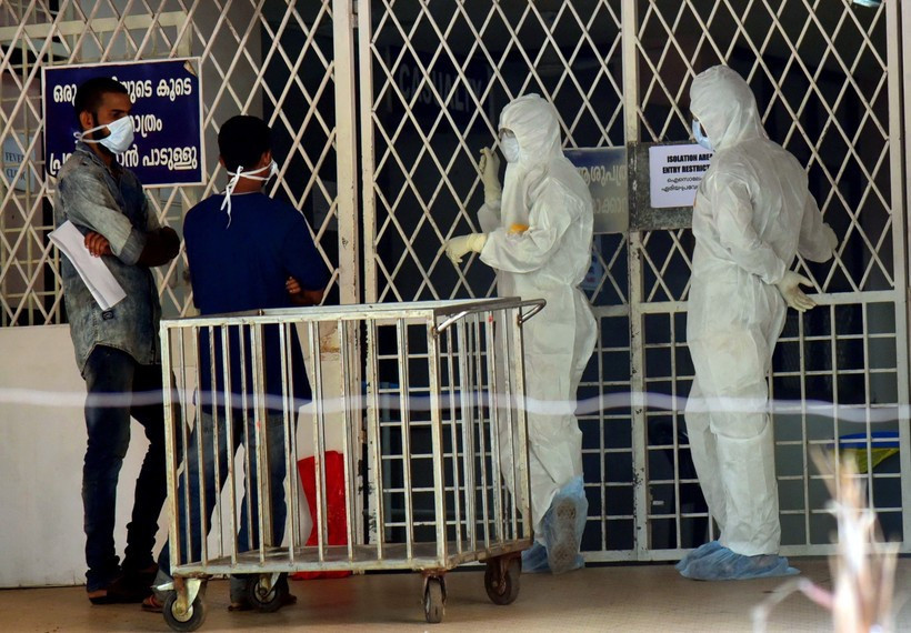 Medical staff work in an isolation ward at a hospital in Kochi, India. (Photo: ANI/VNA)