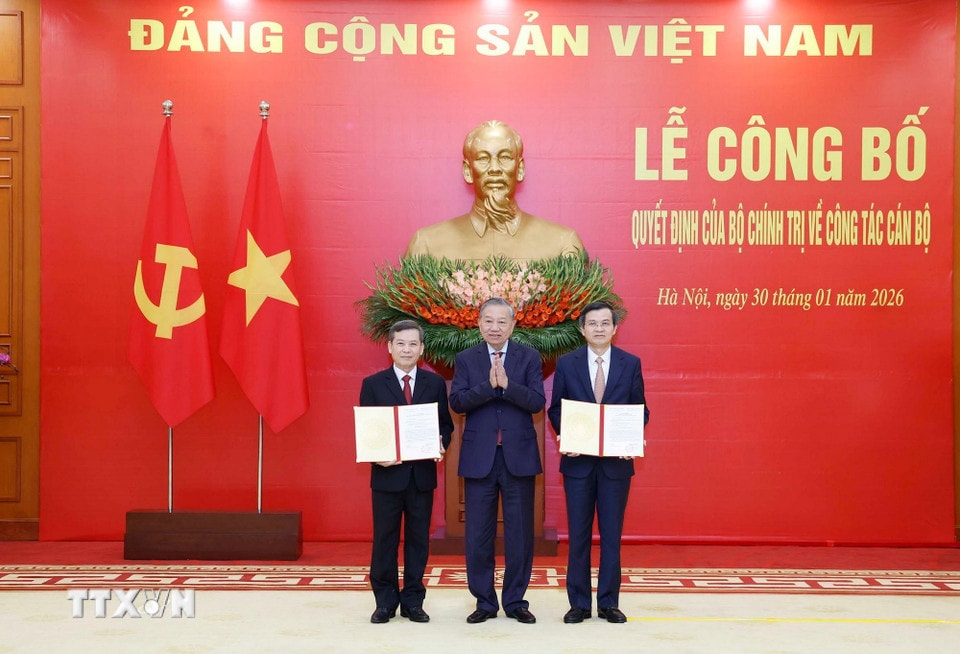 Tổng Bí thư Tô Lâm trao Quyết định của Bộ Chính trị cho các đồng chí Lê Minh Trí (bên trái) và Đoàn Minh Huấn (bên phải). (Ảnh: Thống Nhất/TTXVN)