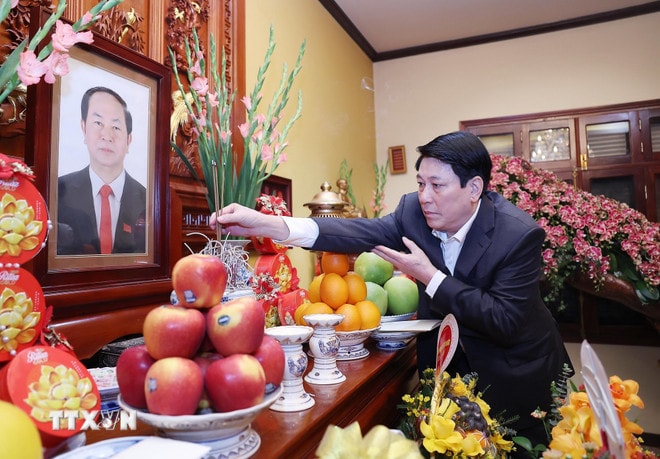 Chủ tịch nước Lương Cường dâng hương tưởng nhớ Chủ tịch nước Trần Đại Quang. (Ảnh: Lâm Khánh/TTXVN) ttxvn-3010-chu-tich-nuoc-tuong-nho-nguyen-lanh-dao-dang-nha-nuoc-6.jpg
