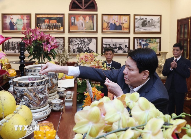 Chủ tịch nước Lương Cường dâng hương tưởng nhớ Tổng Bí thư Lê Khả Phiêu. (Ảnh: Lâm Khánh/TTXVN) ttxvn-3010-chu-tich-nuoc-tuong-nho-nguyen-lanh-dao-dang-nha-nuoc-3.jpg
