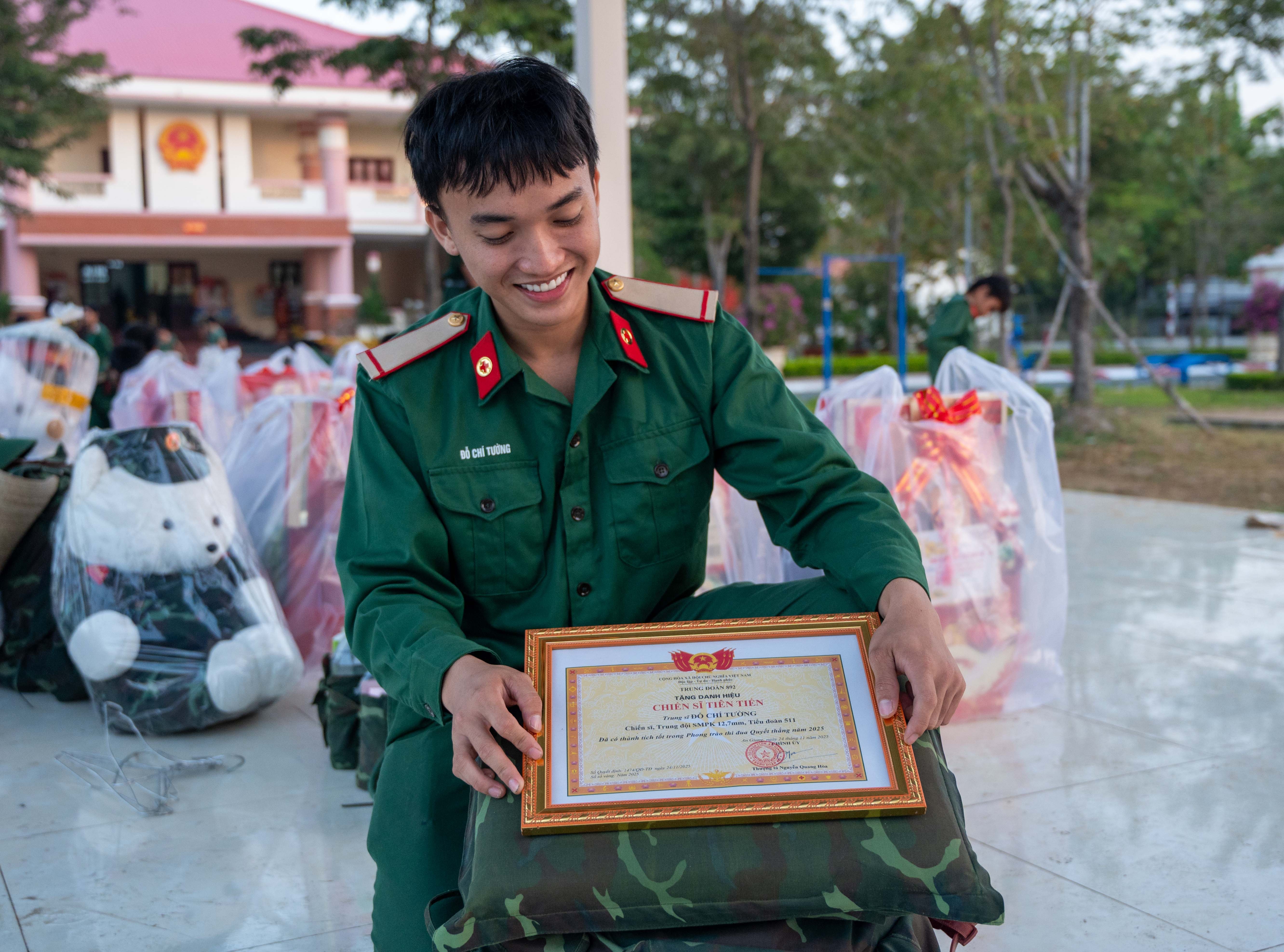 Hành trình trở về của người lính đó là tính kỷ luật, sự trưởng thành và những món quà dễ thương mang đậm chất lính (2)