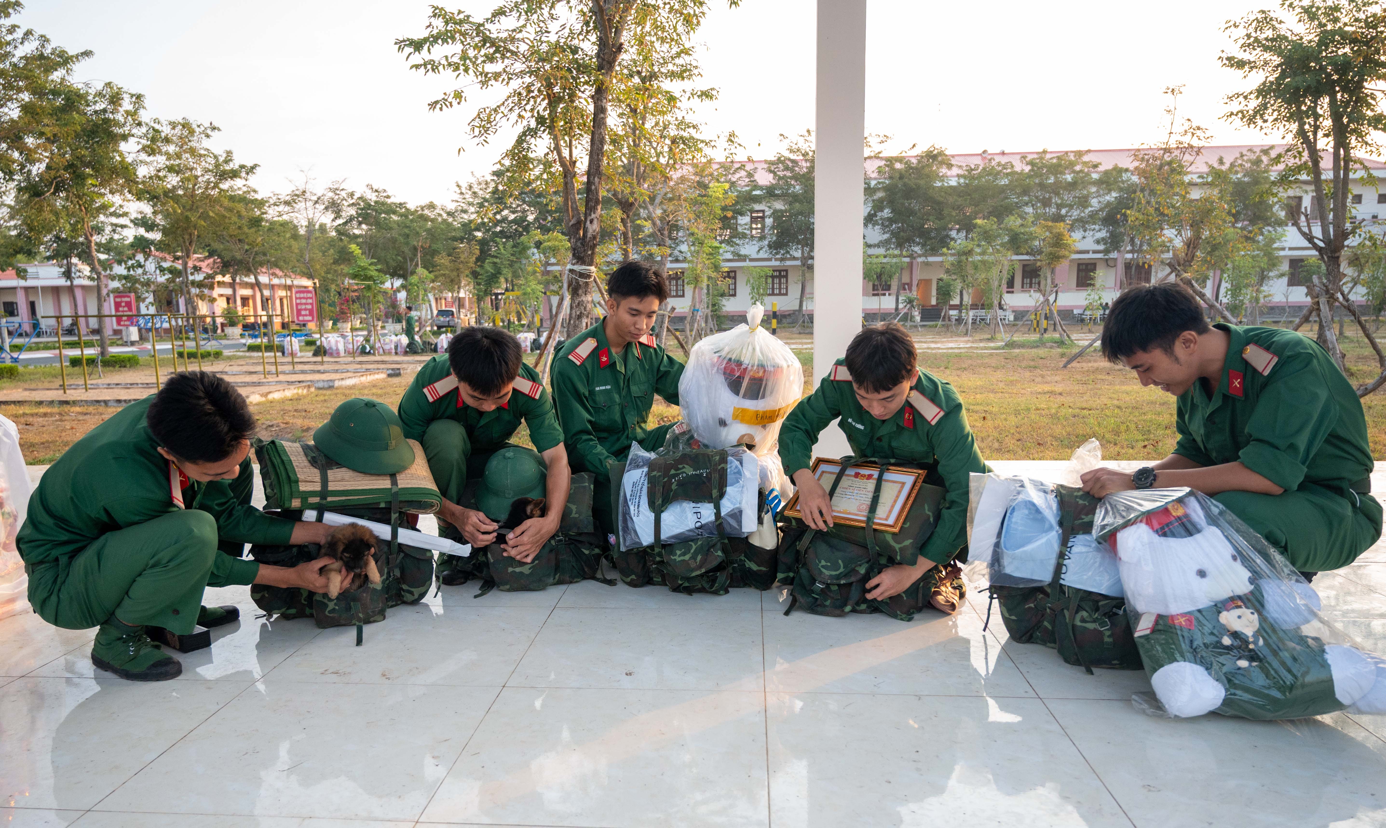 Hành trình trở về của người lính đó là tính kỷ luật, sự trưởng thành và những món quà dễ thương mang đậm chất lính