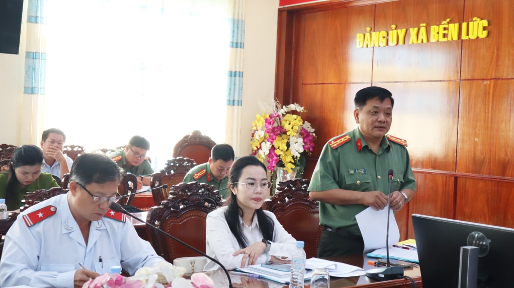 Thành viên Đoàn giám sát trao đổi, góp ý đối với từng nội dung theo lĩnh vực được phân công. Ảnh: Lê Hạnh