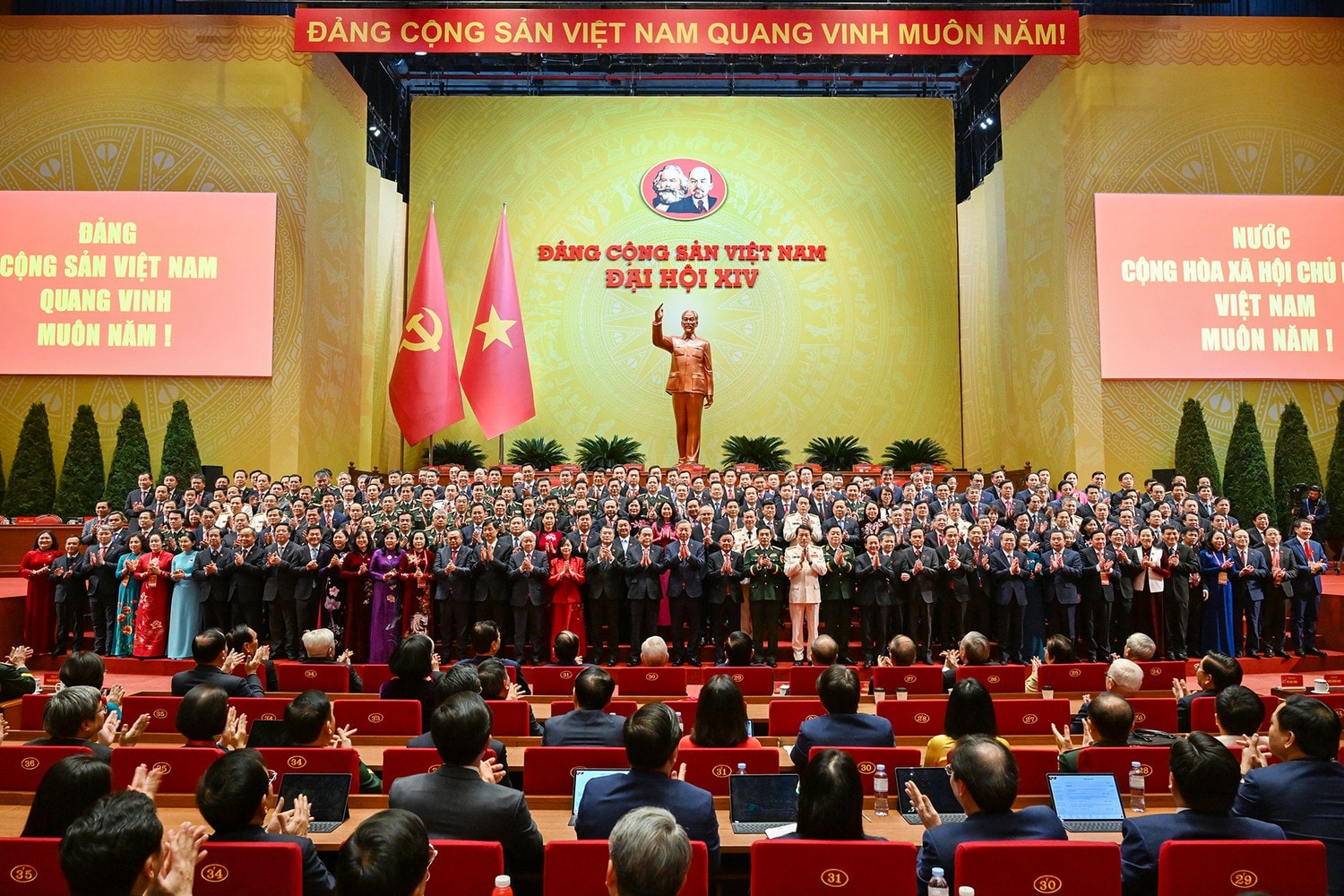 BỘ CHÍNH TRỊ, BAN BÍ THƯ, BAN CHẤP HÀNH TRUNG ƯƠNG KHÓA XIV RA MẮT ĐẠI HỘI- Ảnh 22.