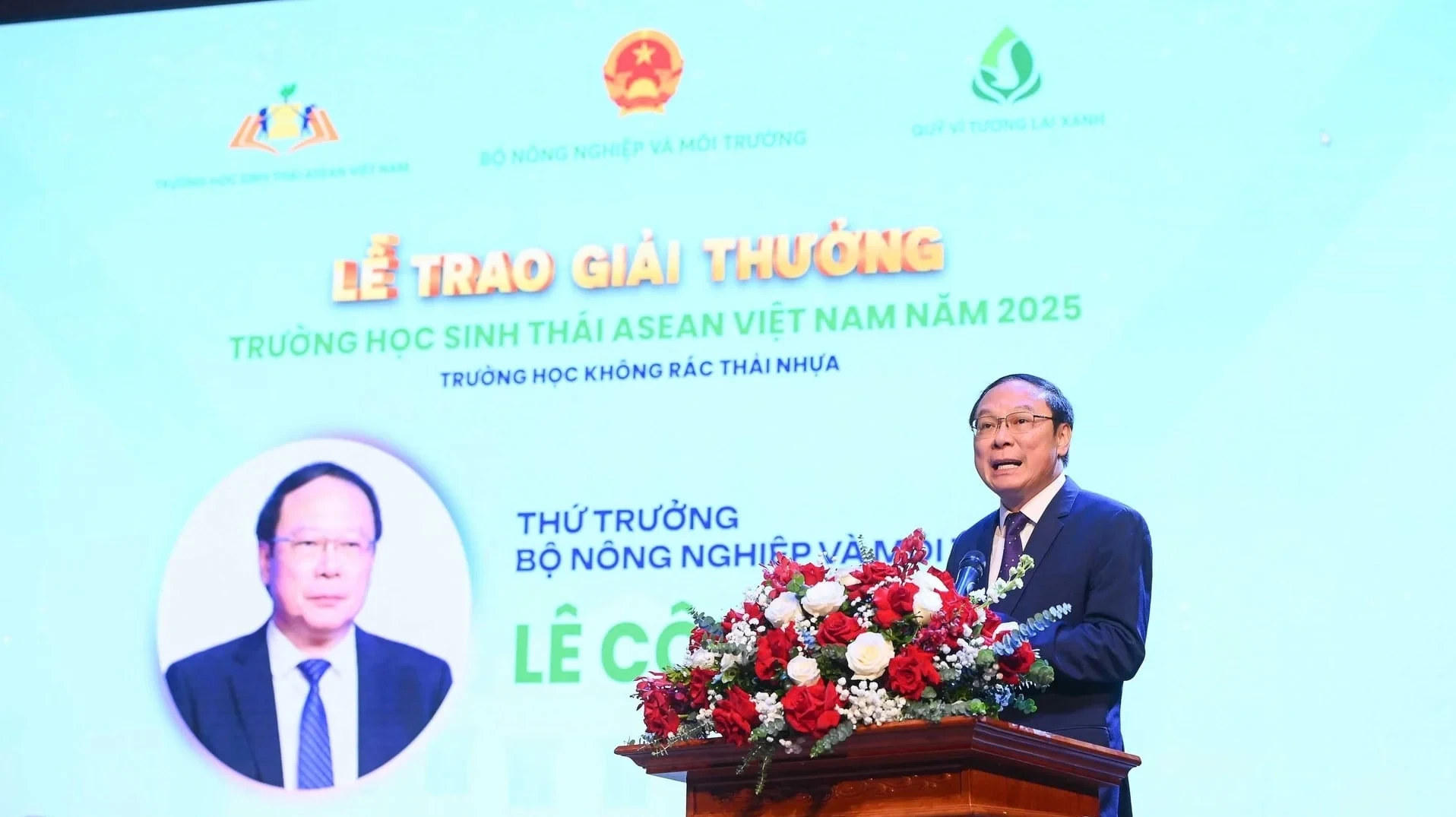 3852-hon-800-dai-bieu-du-truc-tiep-le-trao-giai-thuong-truong-hoc-sinh-thai-asean-093613_968.webp