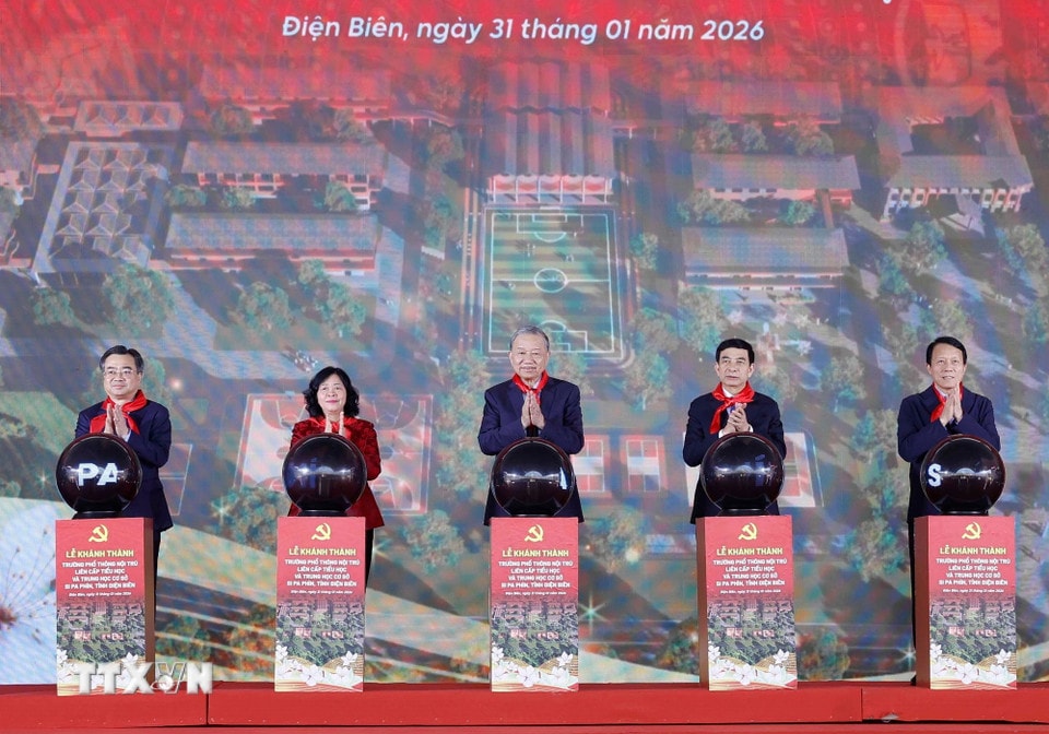 Tổng Bí thư Tô Lâm và đại biểu thực hiện nghi thức khánh thành Trường Phổ thông nội trú liên cấp Tiểu học và THCS Si Pa Phìn. (Ảnh: Thống Nhất/TTXVN)