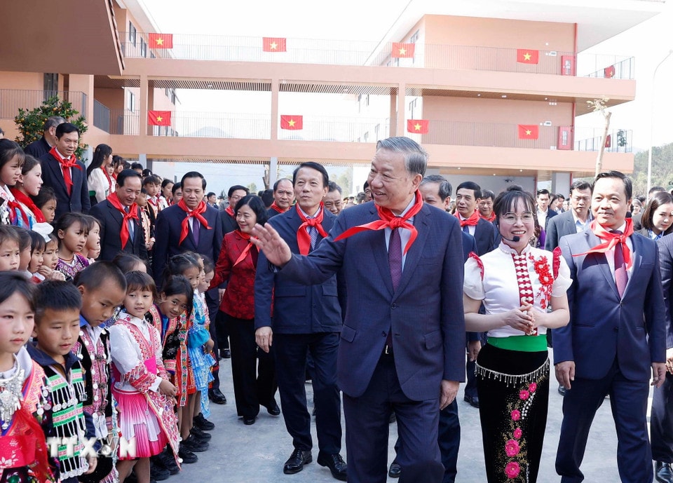 Tổng Bí thư Tô Lâm với thầy cô và học sinh Trường Phổ thông nội trú liên cấp Tiểu học và THCS Si Pa Phìn. (Ảnh: Thống Nhất/TTXVN)