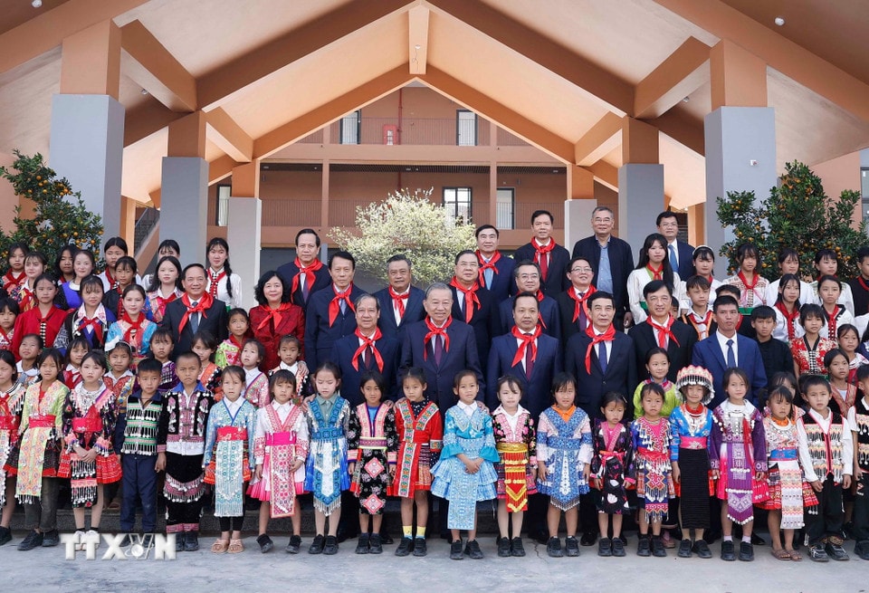 Tổng Bí thư Tô Lâm và Đoàn công tác của Trung ương với thầy cô và học sinh Trường Phổ thông nội trú liên cấp Tiểu học và THCS Si Pa Phìn. (Ảnh: Thống Nhất/TTXVN)