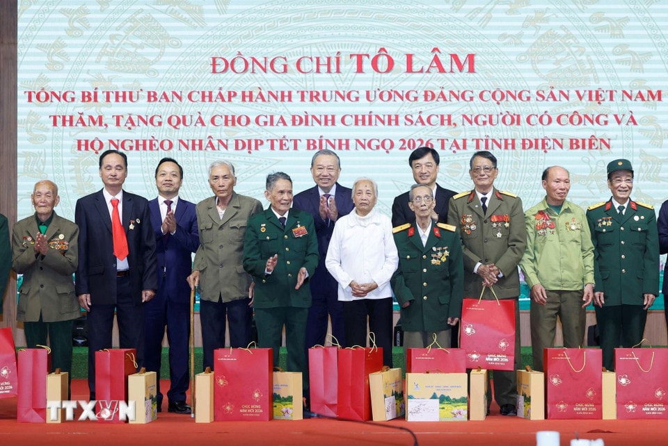 Tổng Bí thư Tô Lâm tặng quà cho các gia đình chính sách tỉnh Điện Biên. (Ảnh: Thống Nhất/TTXVN)