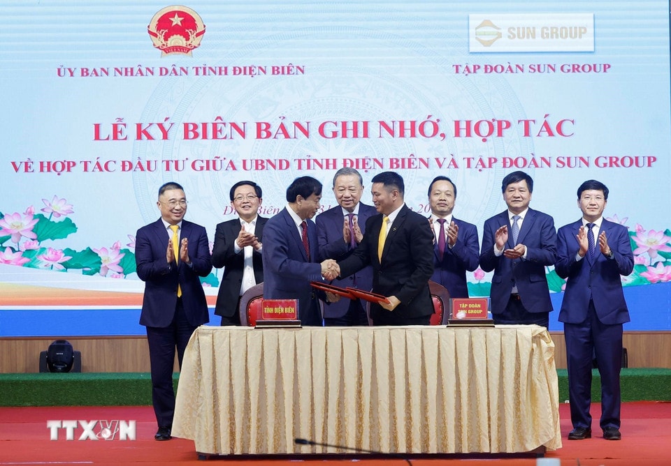 Tổng Bí thư Tô Lâm chứng kiến lễ ký biên bản hợp tác giữa Ủy ban Nhân dân tỉnh Điện Biên và Tập đoàn Sun Group. (Ảnh: Thống Nhất/TTXVN)