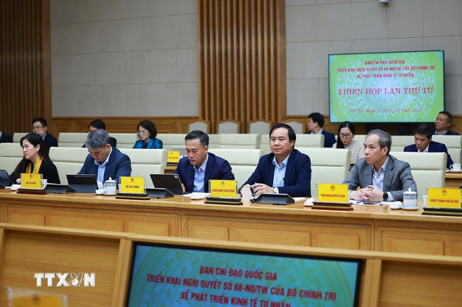 Các đại biểu tham dự Phiên họp lần thứ tư của Ban Chỉ đạo quốc gia triển khai Nghị quyết số 68-NQ/TW của Bộ Chính trị về phát triển kinh tế tư nhân. (Ảnh: Dương Giang/TTXVN) ttxvn-3101-thu-tuong-kinh-te-tu-nhan-4.jpg