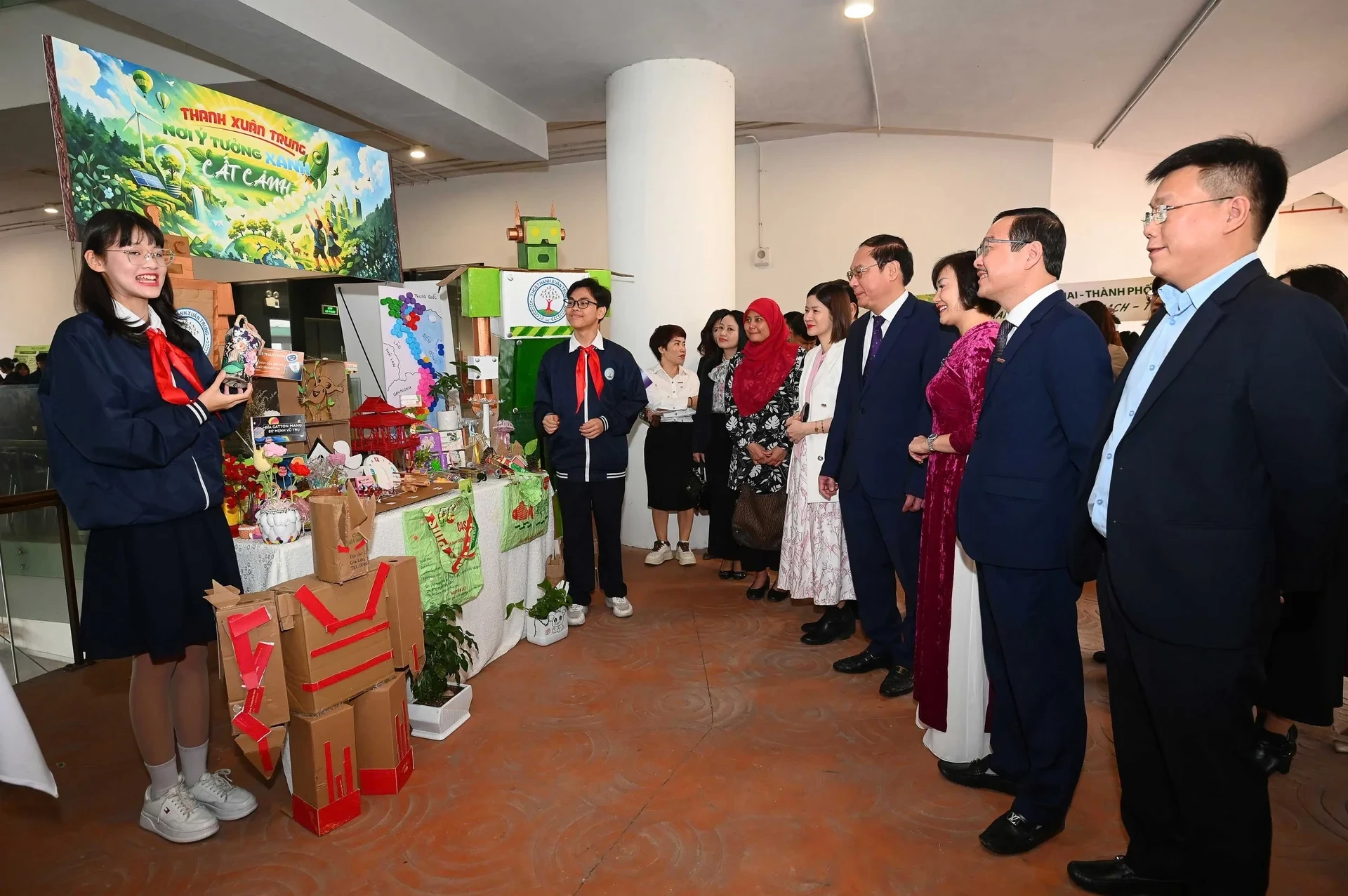 hon-800-dai-bieu-du-truc-tiep-le-trao-giai-thuong-truong-hoc-sinh-thai-asean-092620_272.webp