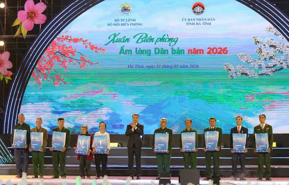 Ủy viên Bộ Chính trị, Bí thư Trung ương Đảng, Trưởng ban Tổ chức Trung ương Lê Minh Hưng trao 10 suất quà cho các gia đình chính sách trên địa bàn xã Hương Xuân