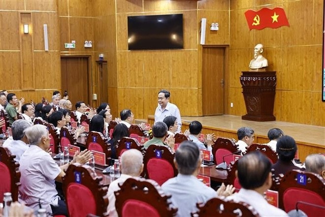 vna-potal-chu-tich-quoc-hoi-gap-mat-cac-dong-chi-lanh-dao-nguyen-lanh-dao-thanh-pho-can-tho-qua-cac-thoi-ky-8566051.jpg