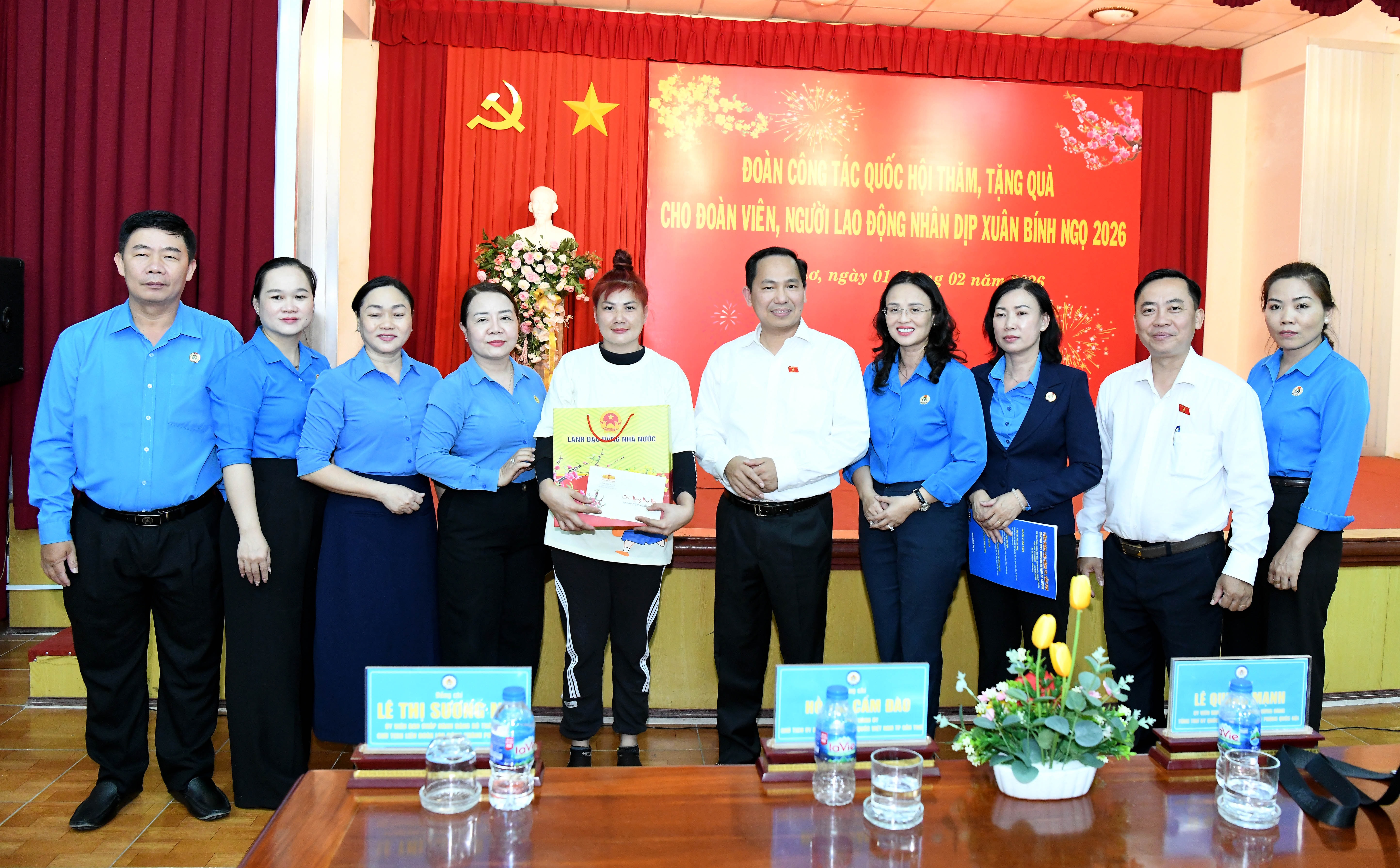 Tổng thư ký QH Lê Quang Mạnh tặng quà công nhân lao động tại Cần Thơ.10