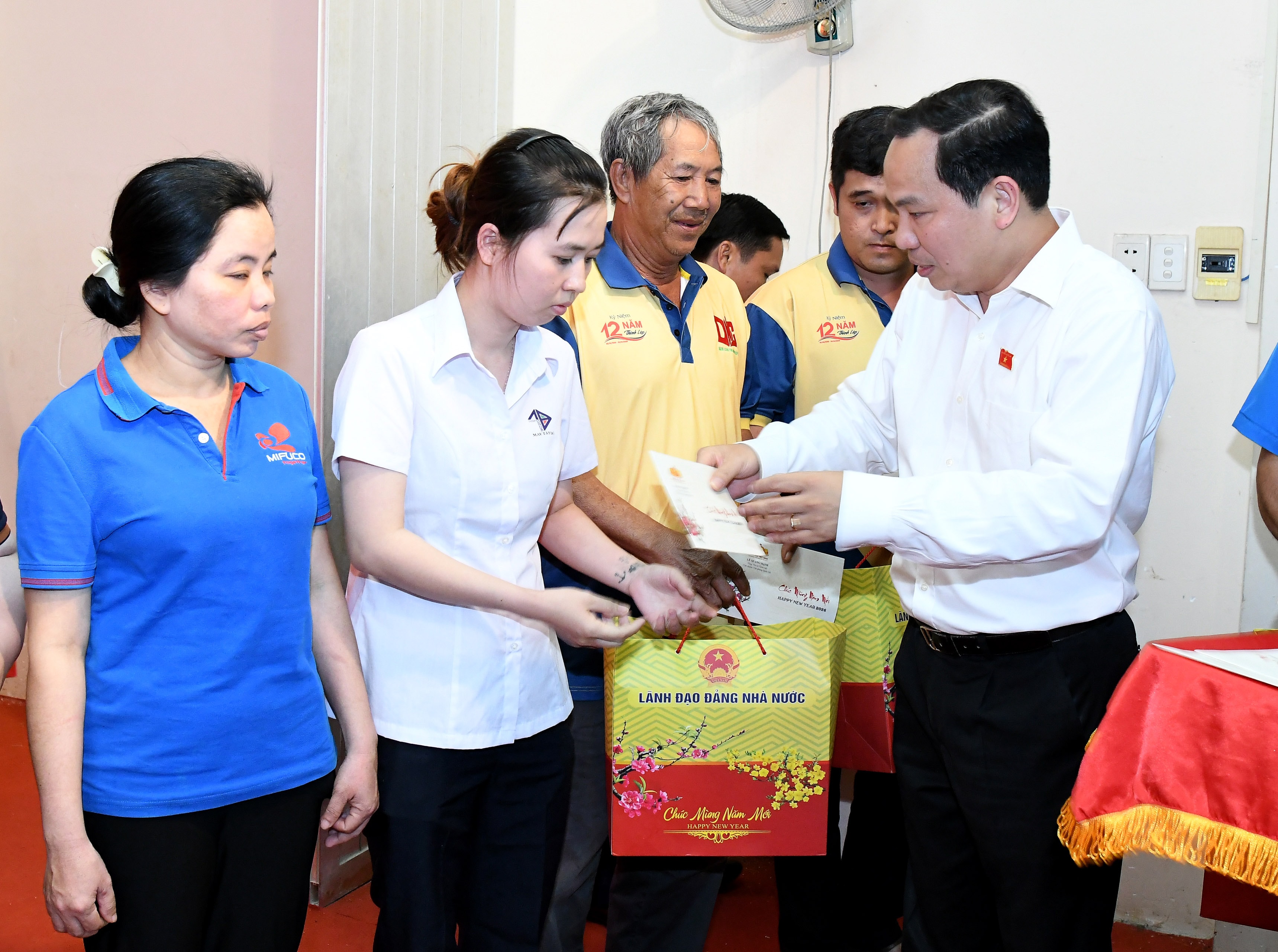 Tổng thư ký QH Lê Quang Mạnh tặng quà công nhân lao động tại Cần Thơ.2