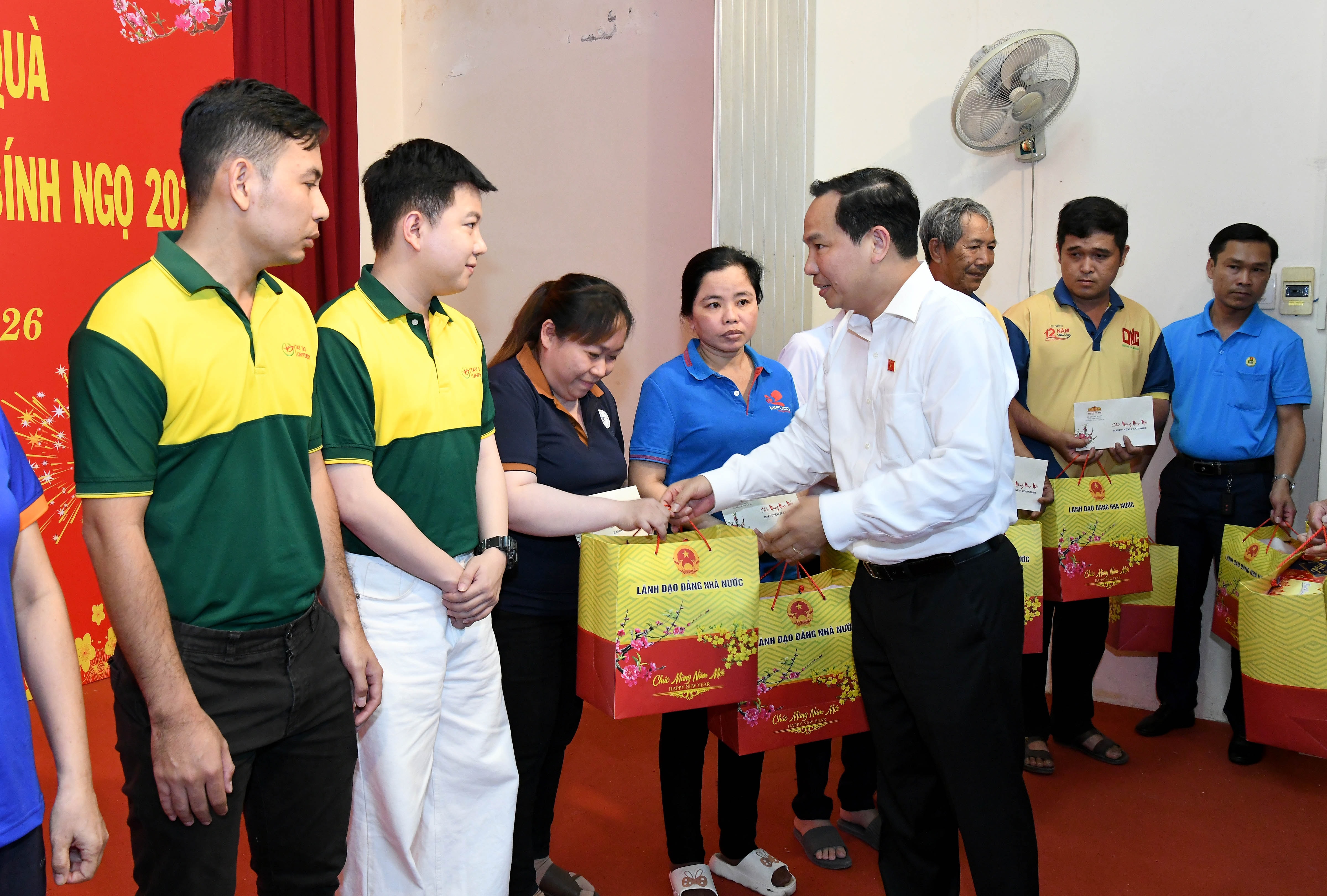 Tổng thư ký QH Lê Quang Mạnh tặng quà công nhân lao động tại Cần Thơ.3