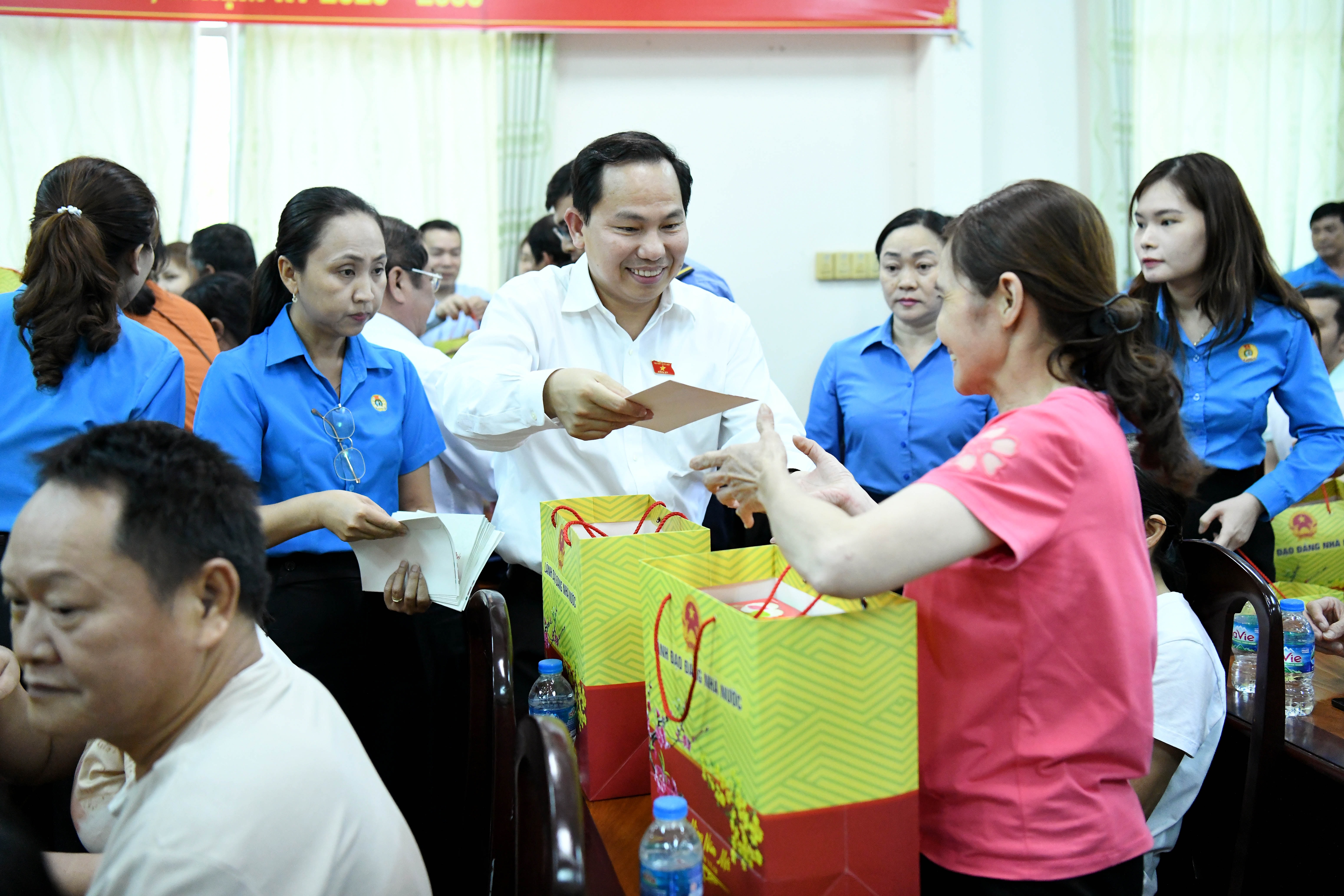 Tổng thư ký QH Lê Quang Mạnh tặng quà công nhân lao động tại Cần Thơ.7
