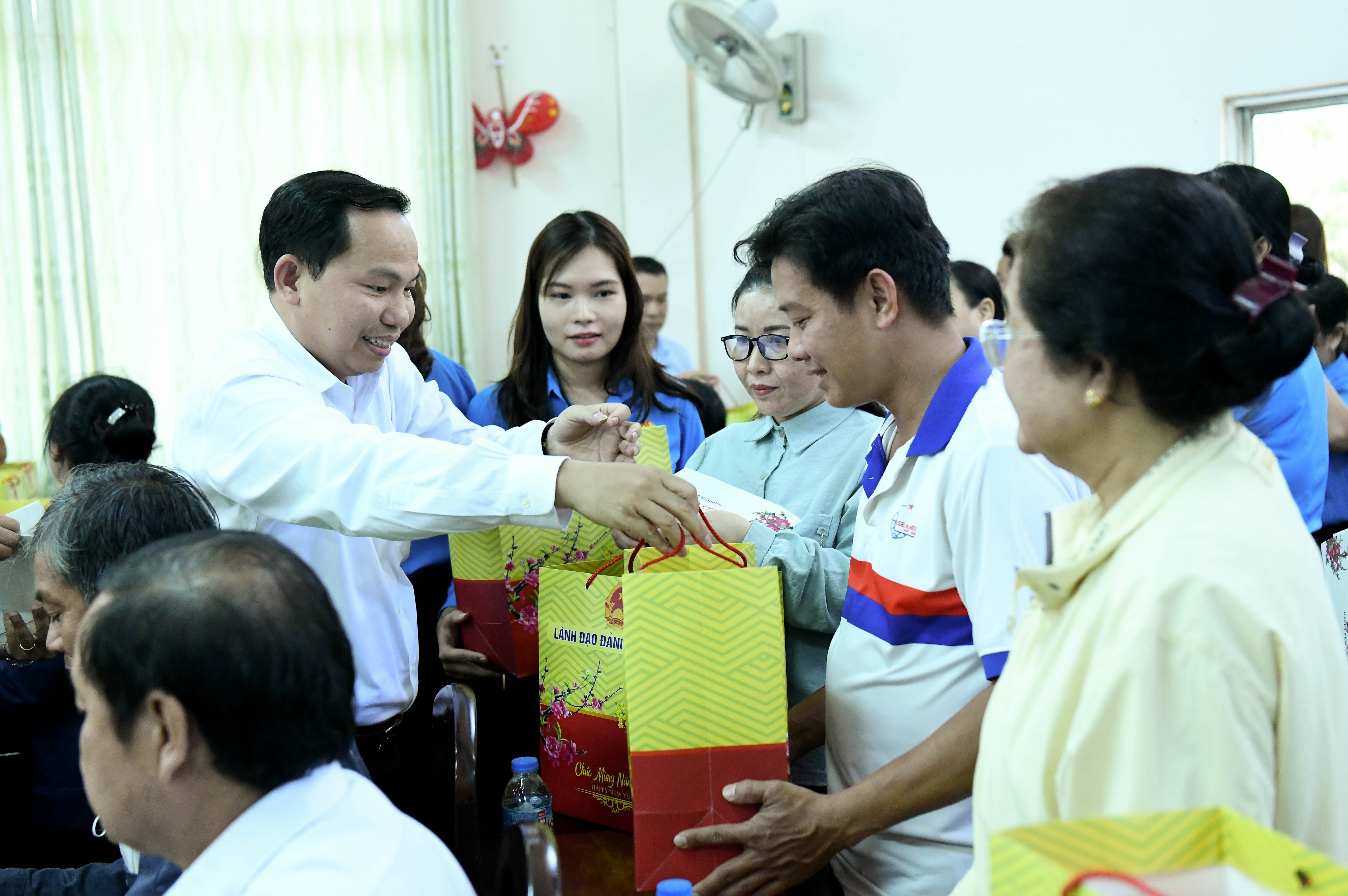 Tổng thư ký QH Lê Quang Mạnh tặng quà công nhân lao động tại Cần Thơ.8