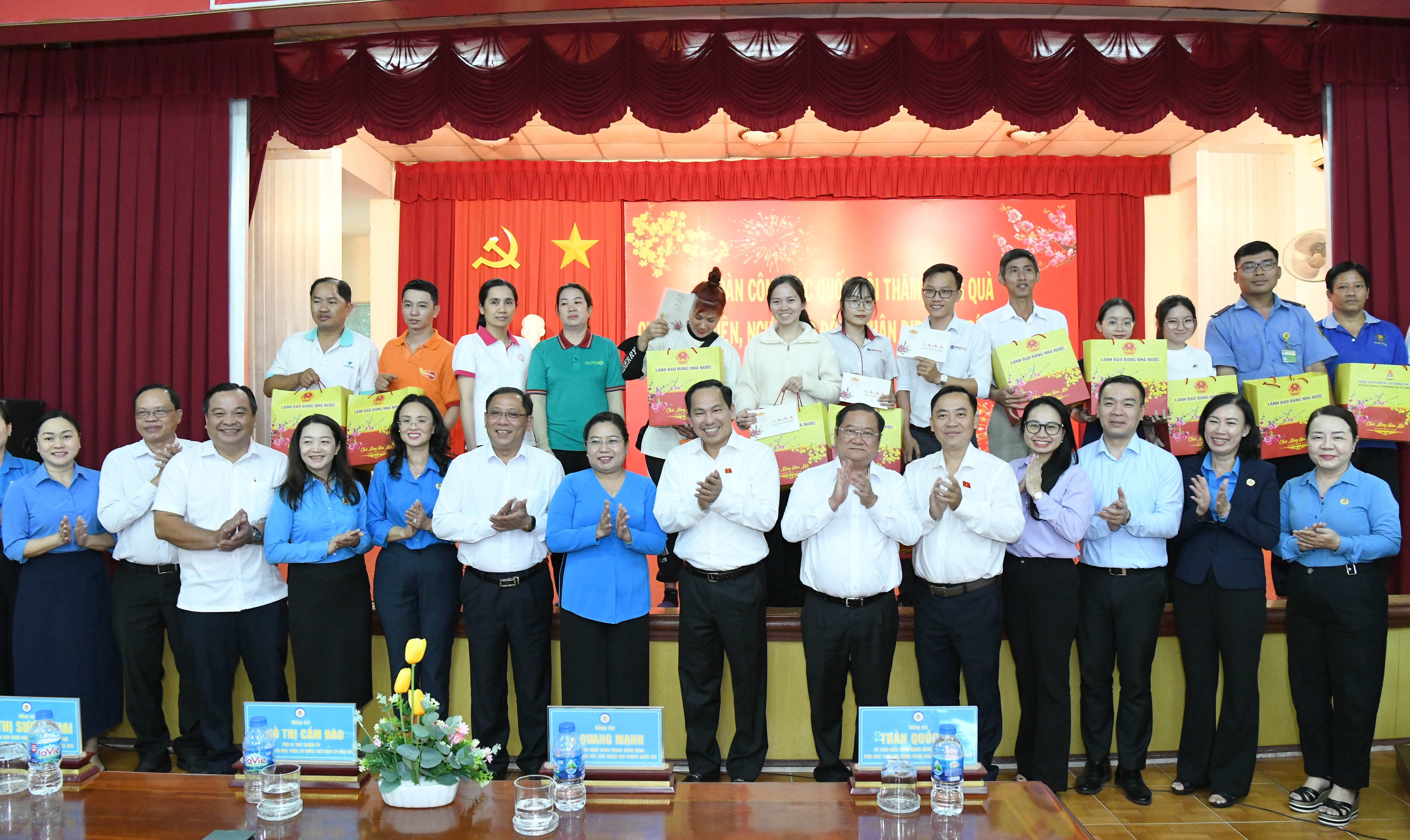 Tổng thư ký QH Lê Quang Mạnh tặng quà công nhân lao động tại Cần Thơ.9