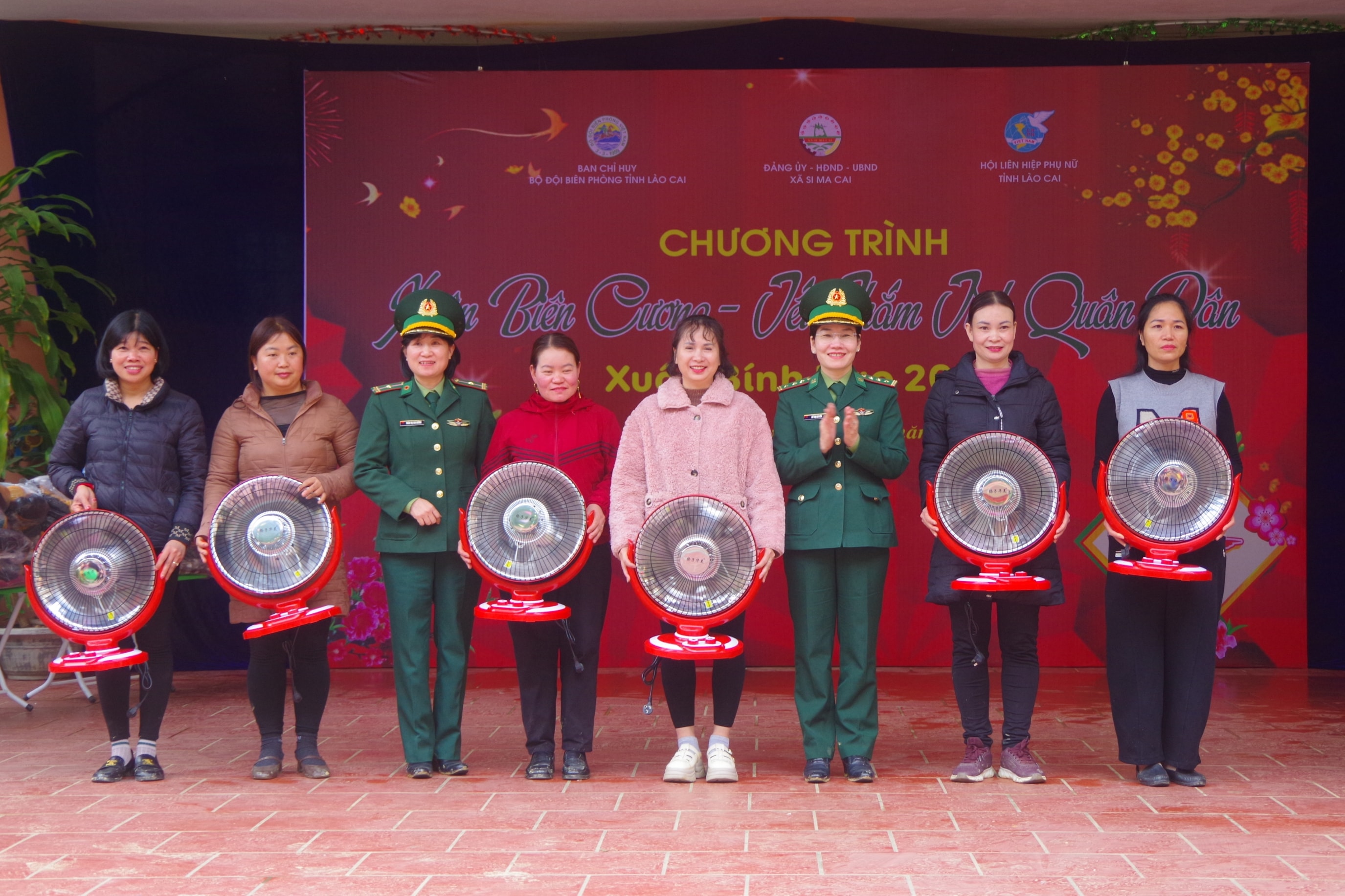 Hội phụ nữ BĐBP tặng quạt sưởi cho trường Mầm non số 2 Si Ma Cai.