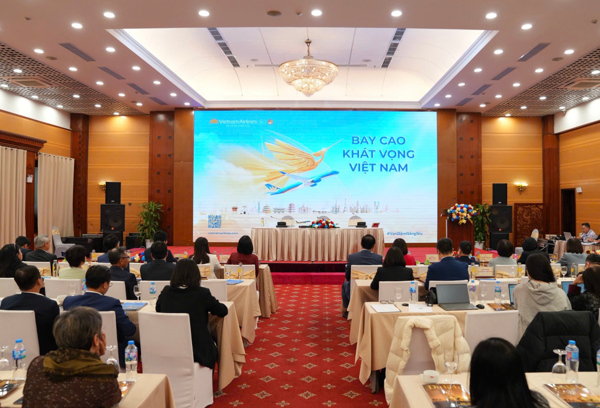 1.Vietnam Airlines phối hợp cùng Cục Du lịch Quốc gia Việt Nam chính thức tổ chức Lễ ra mắt chuỗi hoạt động sự kiện với chủ đề “Bay cao khát vọng Việt Nam”