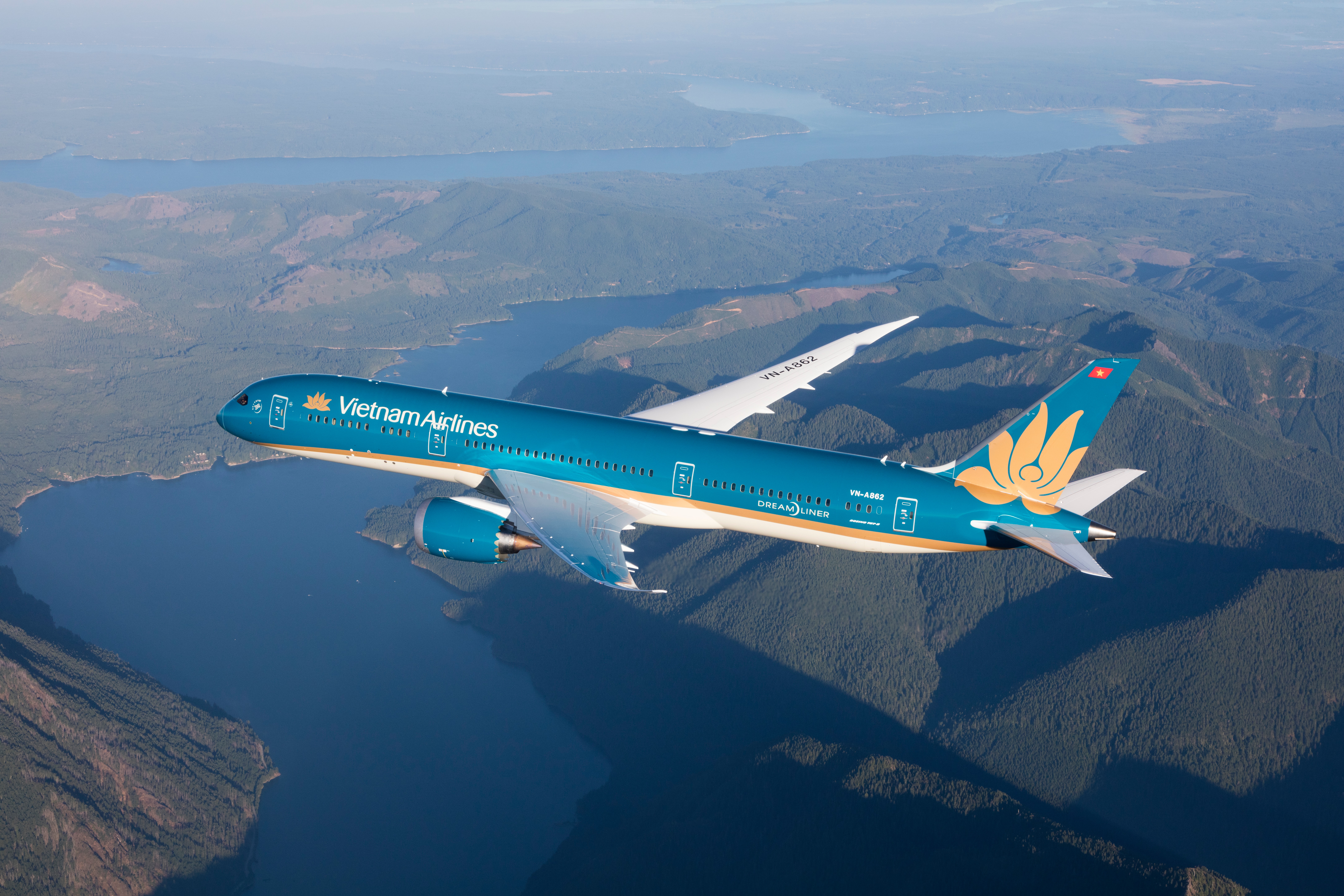 3. Vietnam Airlines chủ động bổ sung khoảng 60.000 chỗ, tương đương gần 300 chuyến bay trong dịp cao điểm Tết để đáp ứng nhu cầu đi lại tăng cao của người dân.