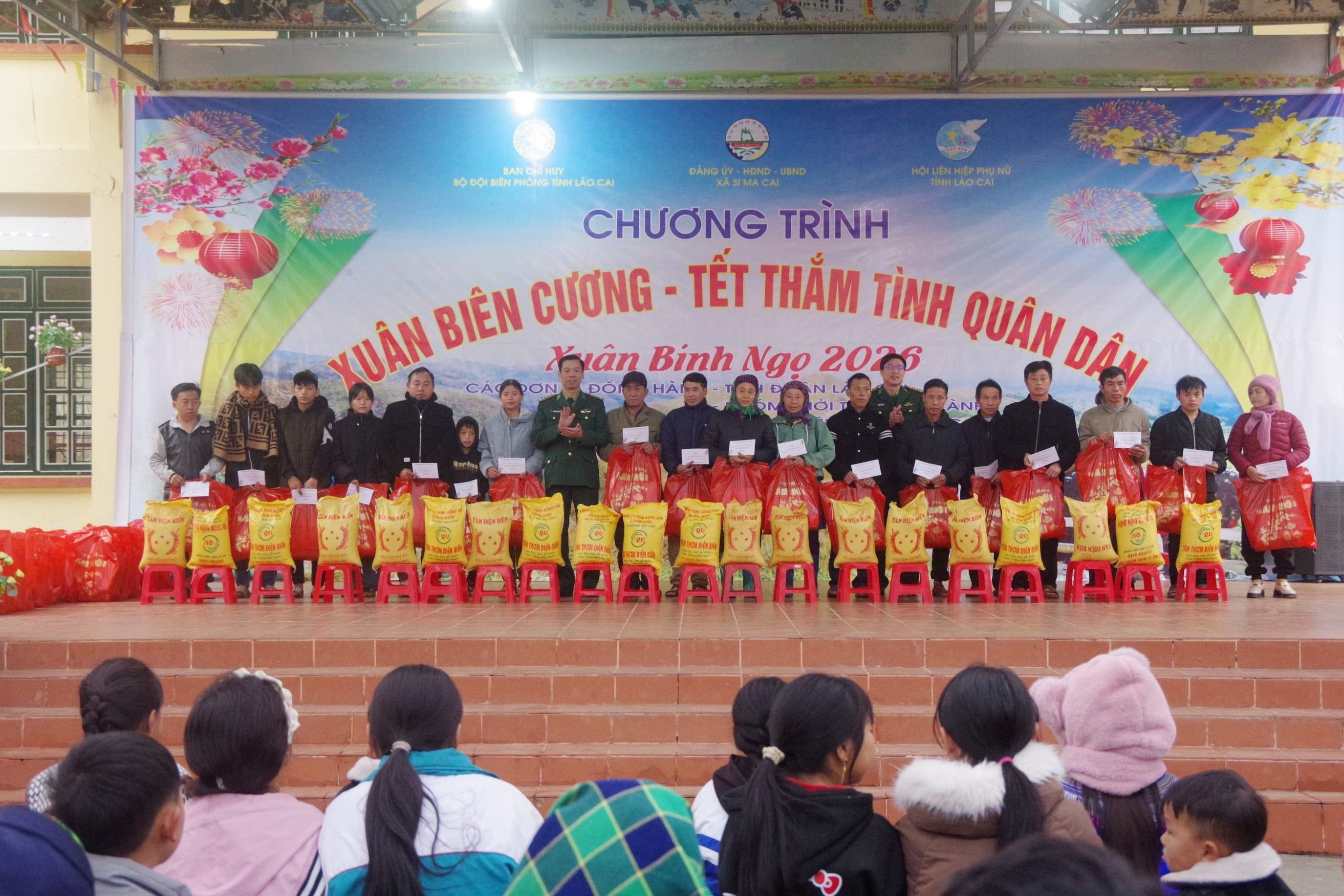 Đại diện Phòng công tác quần chúng Bộ Tư lệnh BĐBP và Lãnh đạo Ban Chỉ huy BĐBP tỉnh Lào Cai tặng quà Tết cho các hộ nghèo