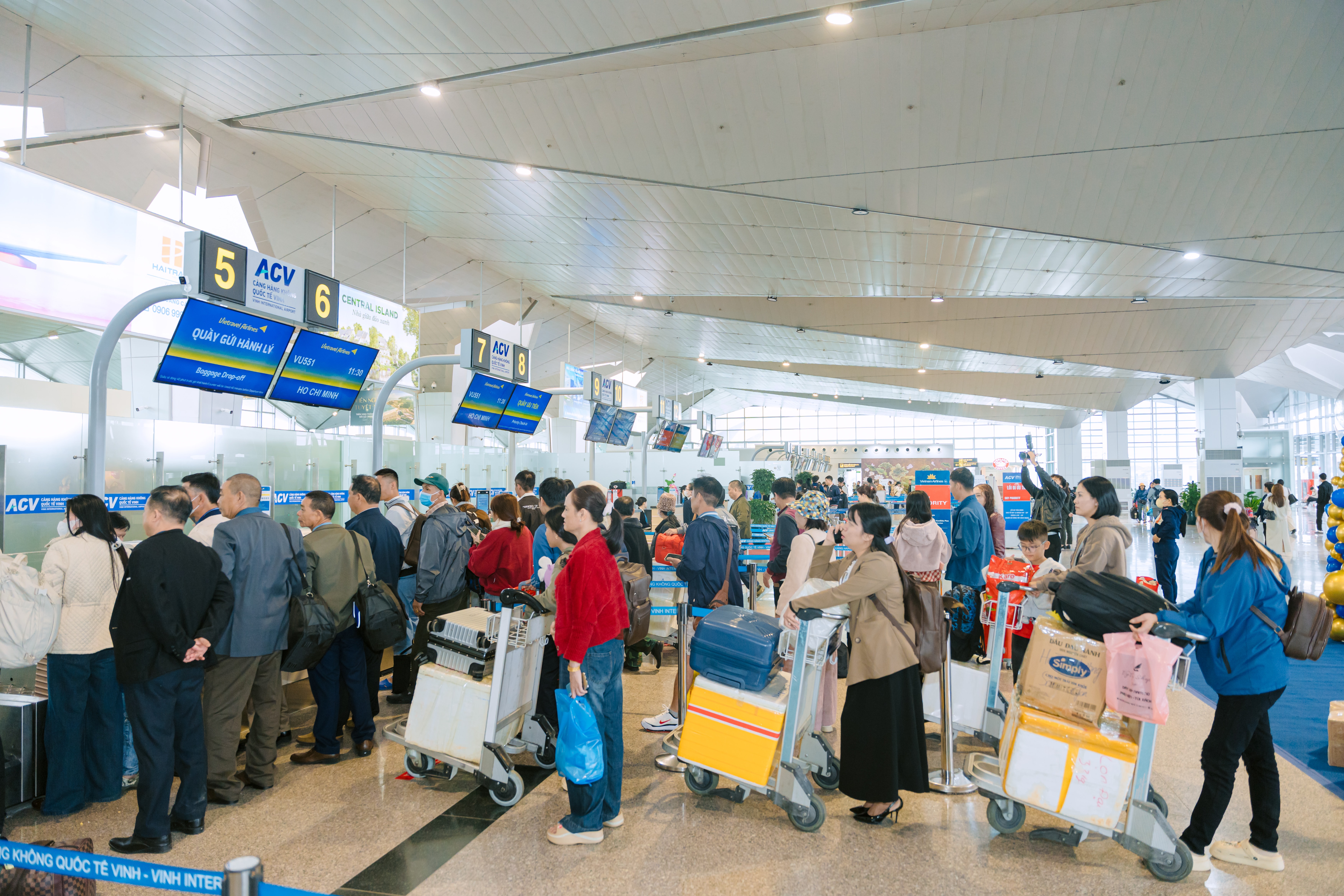 Hành khách thực hiện thủ tục cho chuyến bay. Ảnh VT