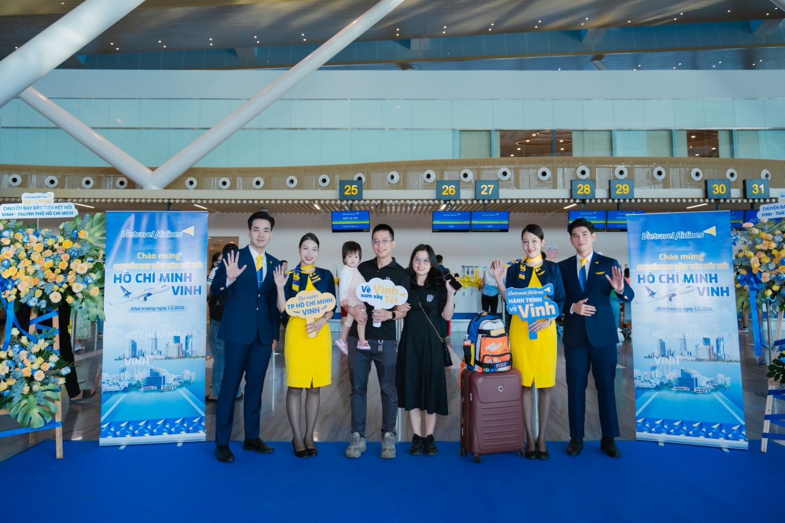Hành khách Vietravel Airlines thực hiện thủ tục cho chuyến bay đầu tiên trong ngày khai trương đường bay TP. Hồ Chí Minh – Vinh. Ảnh VT
