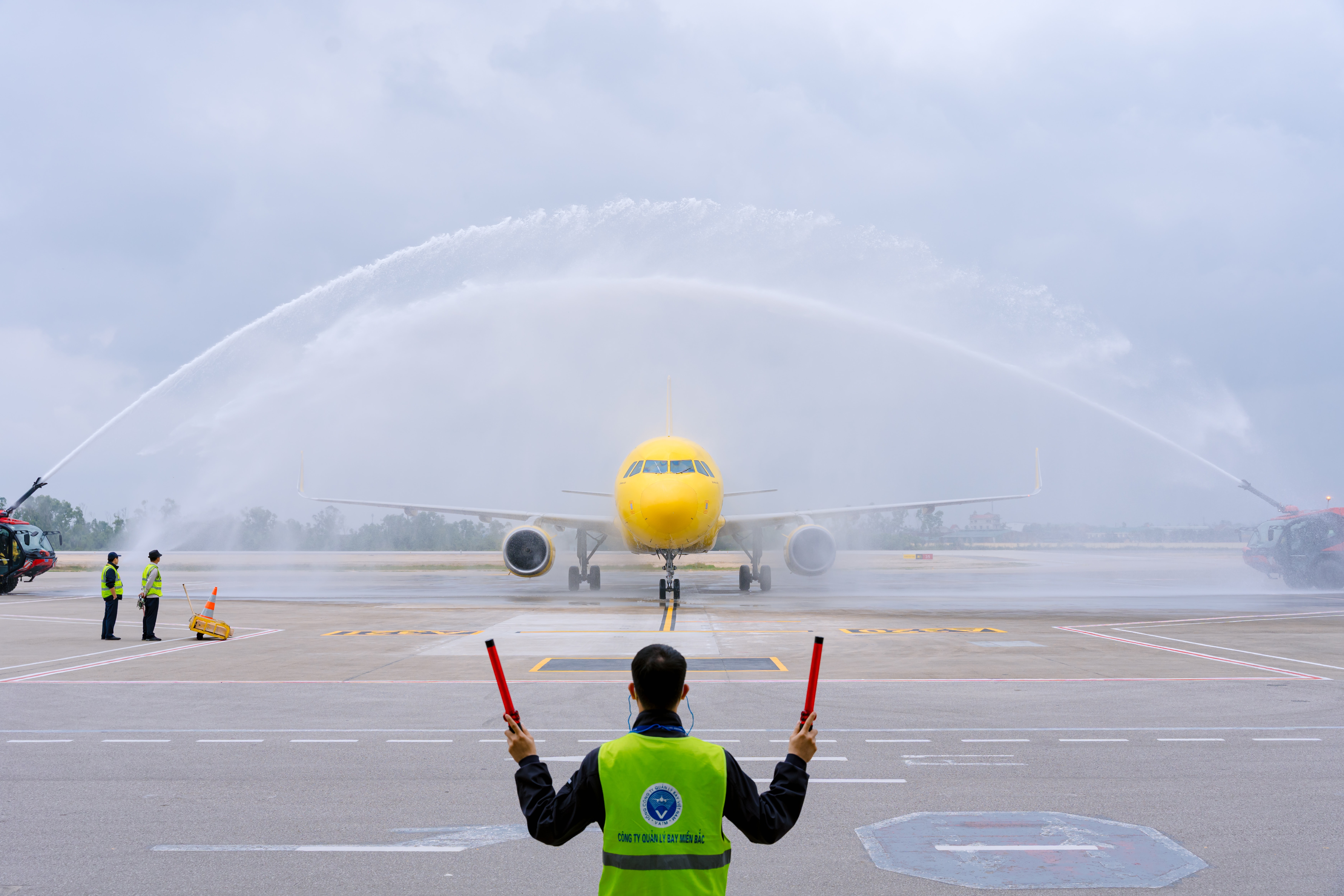 Tàu bay Vietravel Airlines hạ cánh an toàn tại Cảng Hàng không Quốc tế Vinh, được chào đón bằng nghi thức phun vòi rồng. Ảnh VT