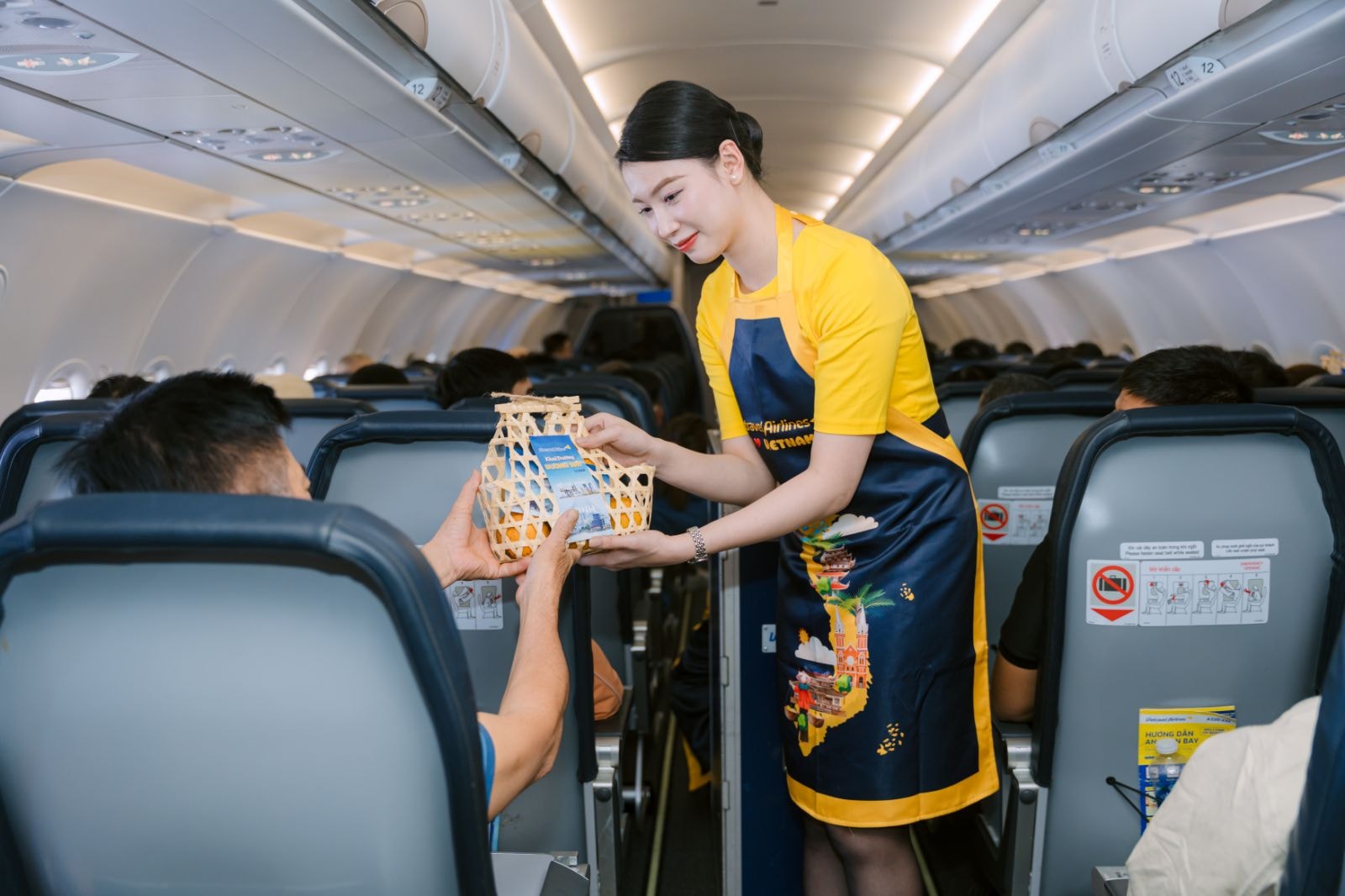 Hành khách hai đầu chuyến bay TP. Hồ Chí Minh – Vinh và chiều ngược lại được tặng quà đặc sản địa phương. Ảnh VT