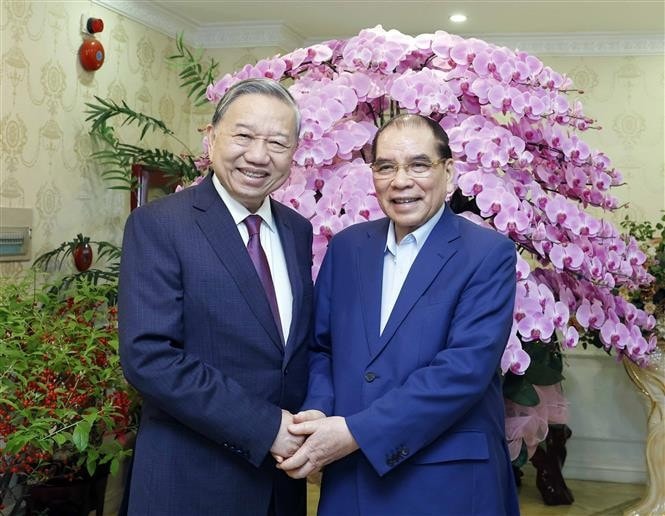 Tổng Bí thư Tô Lâm tới thăm hỏi, chúc Tết nguyên Tổng Bí thư Nông Đức Mạnh. (Ảnh: Thống Nhất/TTXVN)