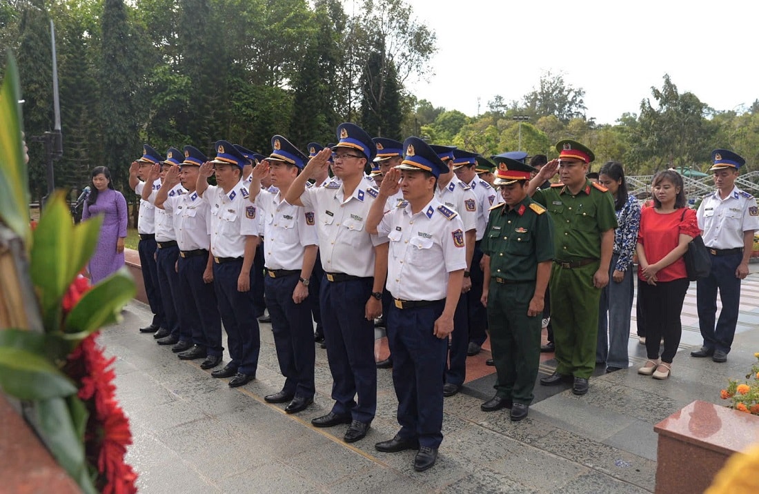 Đoàn công tác dâng hương, dâng hoa tại Nghĩa trang Hàng Dương.