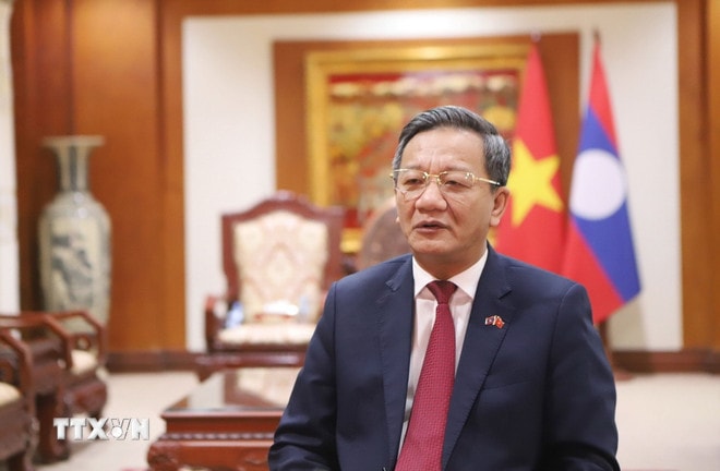 Đại sứ Việt Nam tại Lào Nguyễn Minh Tâm trả lời phỏng vấn. (Ảnh: Xuân Tú/TTXVN) ttxvn-dai-su-nguyen-minh-tam.jpg