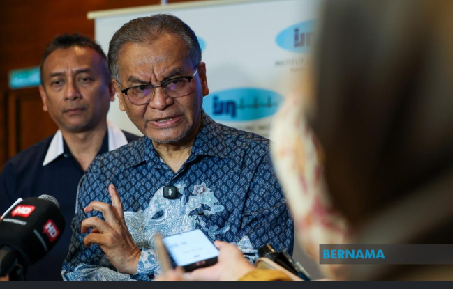 Malaysia's Health Minister Datuk Seri Dr Dzulkefly Ahmad says measures are being implemented at all international entry points nationwide to strengthen the country’s preparedness against the potential spread of the Nipah virus. (Photo: Bernama)