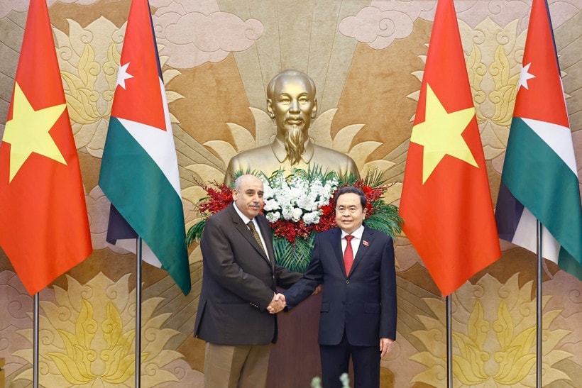 National Assembly Chairman Tran Thanh Man (R) welcomes Speaker of the Jordanian House of Representatives Mazen Turki El Qadi (Photo: VNA)