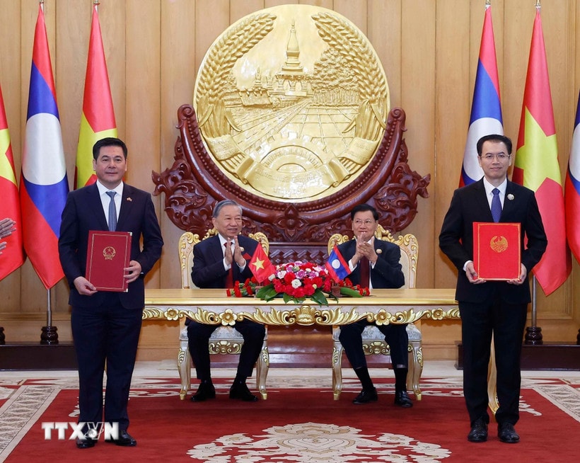 tong-bi-thu-le-trao-cac-van-kien-viet-nam-lao-3.jpg