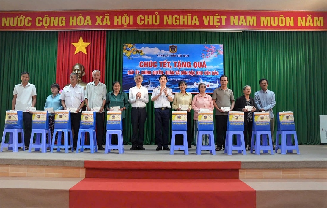 Trung tướng Bùi Quốc Oai tặng quà chính quyền và nhân dân đặc khu Côn Đảo.
