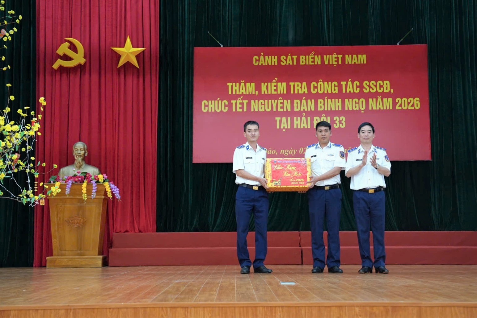 Trung tướng Bùi Quốc Oai tặng quà, chúc Tết cán bộ, chiến sĩ Hải đội 33.