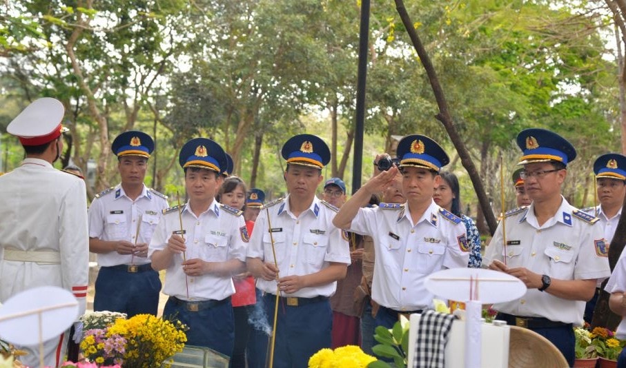 Trung tướng Bùi Quốc Oai và các thành viên đoàn công tác viếng mộ Anh hùng Lực lượng vũ trang nhân dân, liệt sĩ Võ Thị Sáu.