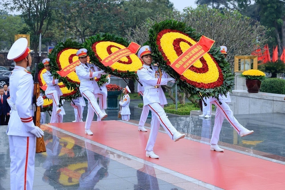Party and State leaders lay wreaths at the Monument to Heroic Martyrs. (Photo: VNA)