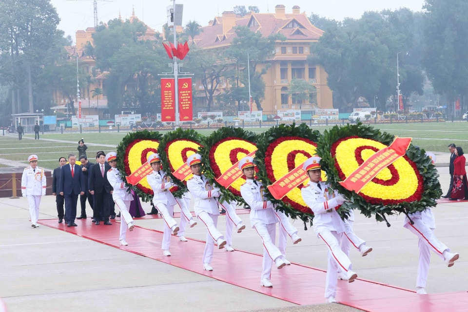 Party and State leaders pay tribute to President Ho Chi Minh on the 96th anniversary of the founding of the Communist Party of Vietnam. (Photo: VNA)